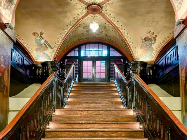 瑞士-伯恩，百年穀倉改建的地窖餐廳---Kornhauskeller Restaurant & Bar