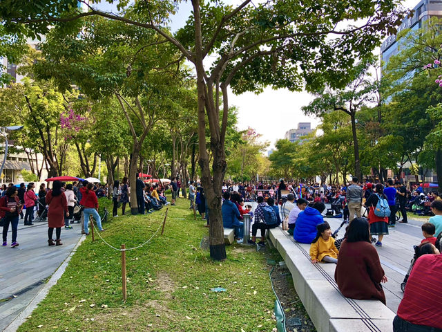 Taichung in Spring — Parks, People & Petals