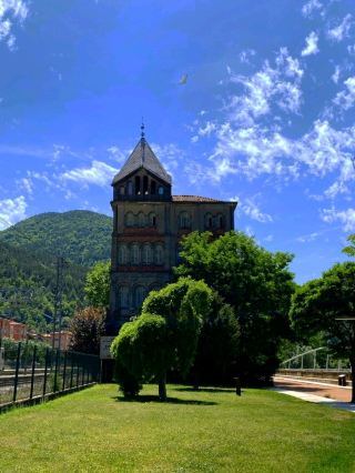 เมืองริโปลล์ตั้งอยู่ที่จุดบรรจบของแม่น้ำเทอร์เรและแม่น้ำเฟรเซอร์ และสร้างขึ้นรอบๆ อารามเบเนดิกตินซานตา มาเรีย ริโปลล์ ซึ่งก่อตั้งขึ้นเมื่อประมาณศตวรรษที่ 9