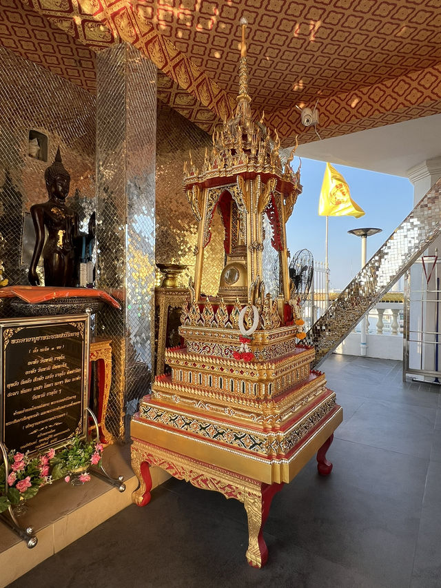 หลวงพ่อโต (Wat Intharawihan)
