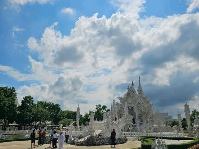 與其說是寺廟，更像是純粹的藝術品-白廟