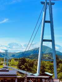 穿越僻靜山谷的高空吊橋