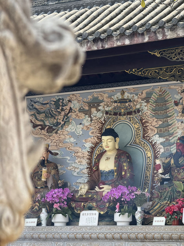 Serene temple next to busy Taikoo Li