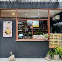 “กาแฟดี บรรยากาศโดน ใจละลายไปกับต้นไม้ 🌿☕”
