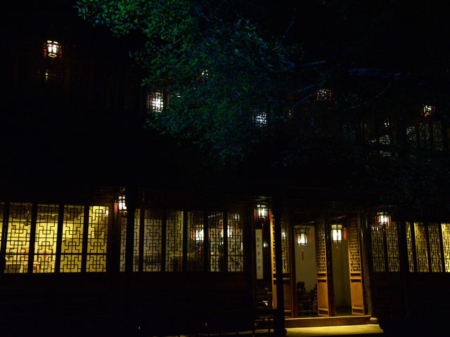 《同理古鎮》夜の闇に浮かび上がる世界遺産の庭園