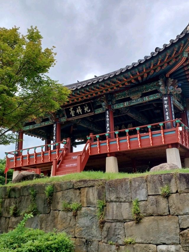 남강과 성벽이 어우러진 진주의 명소