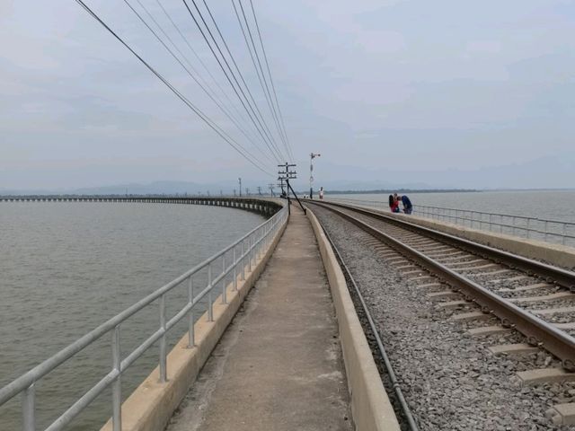 รถไฟลอยน้ำ บ้านโคกสลุง จ.ลพบุรี