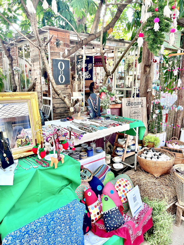 🌳ตลาดฉำฉา – ตลาดนัดสายคราฟต์กลางเชียงใหม่