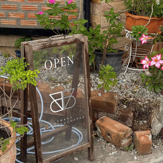 Thara Cafe • Napa, Chonburi  🛖🌿🌷🐈🫧 
