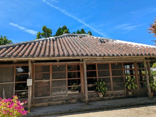 海が綺麗で昔ながらの沖縄民家でそうきそばが美味しかった
