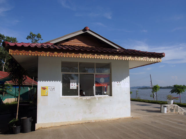 🚤 Crossing the Mekong: A Glimpse of Laos from Thailand