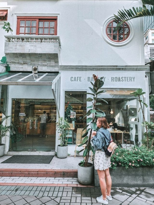 Sarnies Roastery – A Calm & Cozy Café Morning in Bangkok 🌿☕📍