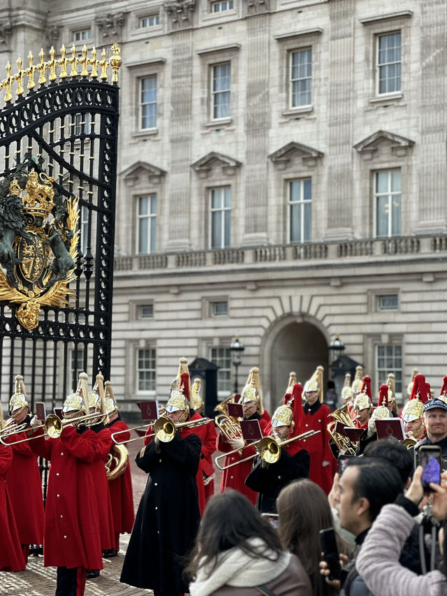 Beyond The Guard Change: Your Insider’s Buckingham Palace Handbook
