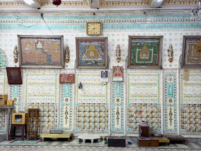 【インド・コルカタ Panchayati Temple】色彩と信仰が調和する地元民の祈りの場