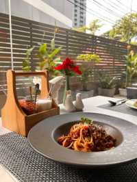 Concrete Calm in Bangkok’s Buzz, De Prime Awaits