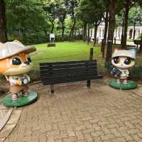 Hong Kong Park – Free aviary, fountain garden, and conservatory.