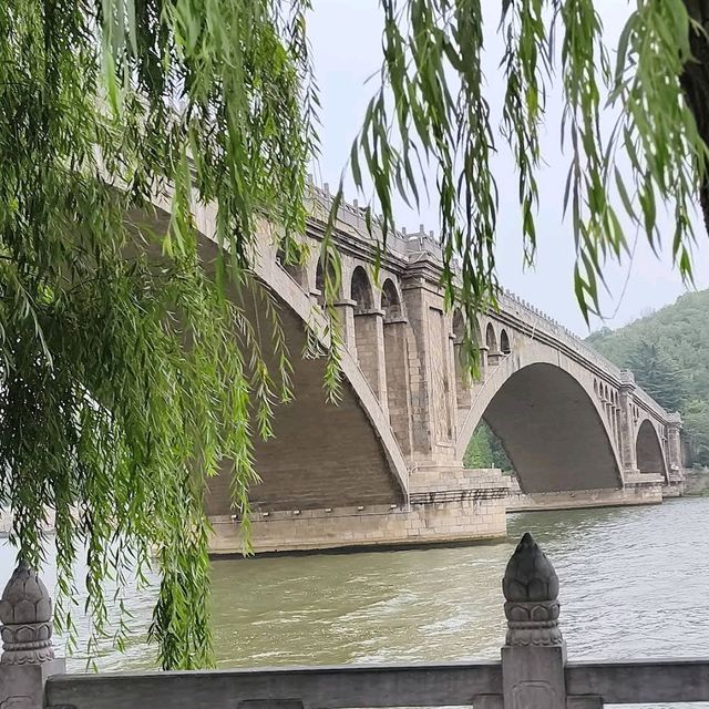 Longmen Grottoes (Luoyang) Longmen Grottoes (Luoyang)