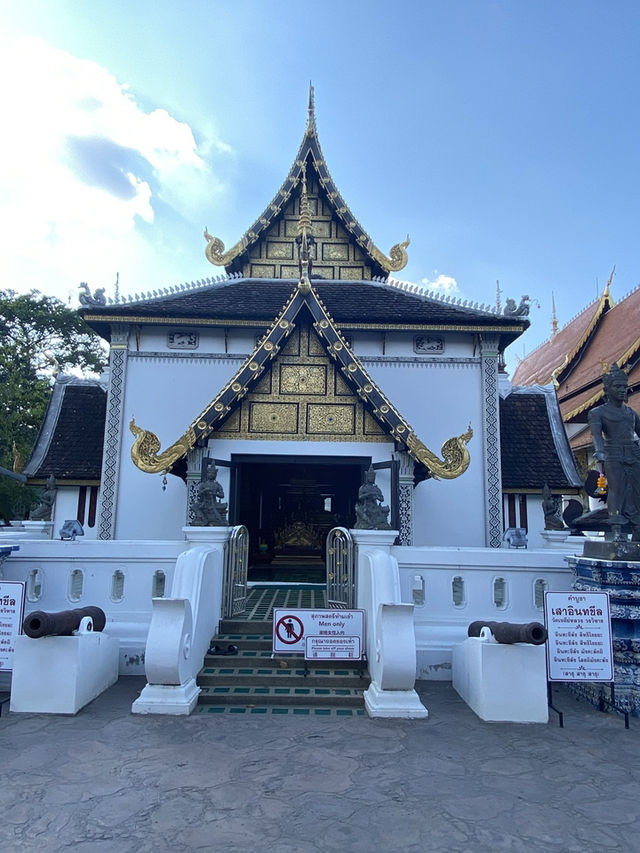 ชิลล์ไหว้พระที่วัดเจดีย์หลวง สวยงาม สงบใจ ชิลล์ไหว้พระที่วัดเจดีย์หลวง สวยงาม สงบใจ