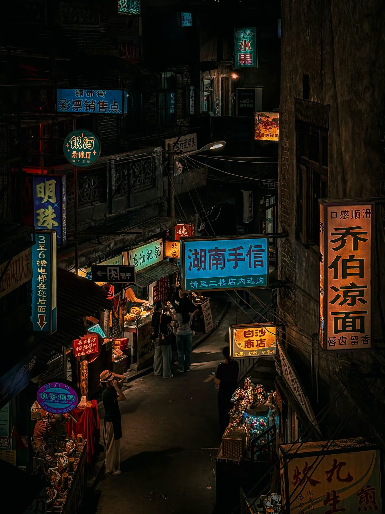 🔥 這裡重現了整個80年代的華人社區！ 🔥

📻 長沙文和友（長沙文和友）位於長沙市中心的海信廣場內。 🎥 這裡的裝潢、燈光和整體氛圍都令人驚艷！我給它滿分！ 🌟 如果你喜歡拍照，這裡絕對不容錯過！無數中國閨蜜的保證❤️🔥

📸 推薦拍照地點：纜車附近上下的鋼樓梯 / 主水泥樓梯 / 長沙長沙標誌 / 纜車道口 / 樓內小巷

如何前往海信廣場（長沙店）
📍 長沙店
🚇 1號線，黃興廣場站下車
🚇 2號線，湘江中路站下車

#travel #thingstodo #changsha #china #chinatravel
#travelchina #changsha #travelchangsha #HisensePlaza