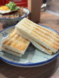 《兩草必食香煎脆邊蛋肉餅飯》
