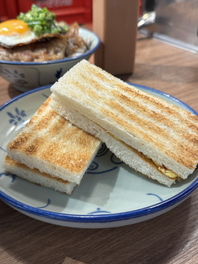 《兩草必食香煎脆邊蛋肉餅飯》