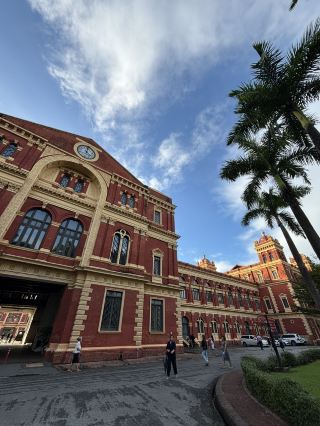 A historic colonial architectural marvel at the heart of the city 🛕🏛️🎨🖼️