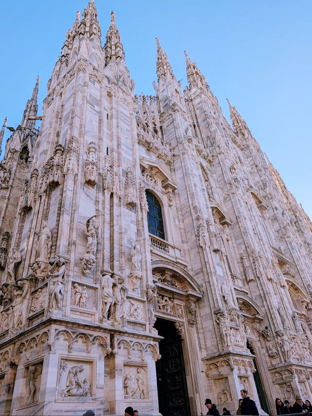 The Ultimate Milan Bucket List Stop: Duomo di Milano 🏰✨ The Ultimate Milan Bucket List Stop: Duomo di Milano 🏰✨