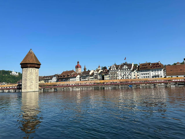 瑞士琉森分享 聖萊奧德伽爾教堂 琉森湖 卡佩爾木橋