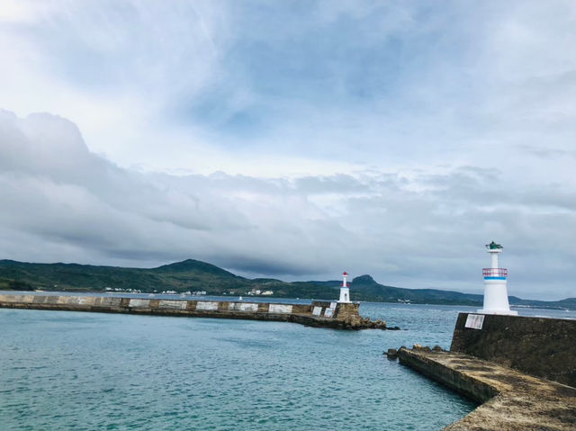 《星砂灣的雙燈塔海景，美得像沖繩一樣迷人》