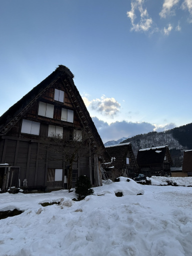 白川郷🇯🇵】絶景展望台と囲炉裏ランチを楽しむ旅 🏔️✨ | Trip.com
