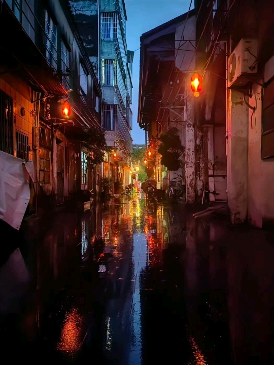 🏮 Chikan Old Street | Where Time Lingers Beneath the Arcade