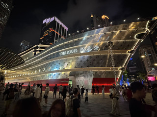 這就是你現在必須去上海的理由——LV Louis Vuitton Extraordinary Journey 展覽正在上海舉行,為你帶來標誌性的旗艦奢侈品牌和極致時尚體驗🚢✨

必去景點:

LV Louis Vuitton Extraordinary Journey 展覽

地點:上海市南京西路789號興業太古匯

開放時間:通常為上午10點至晚上10點,但請根據當地情況查詢特殊活動的開放時間。

這可不是普通的購物之旅——整個展館被裝飾成一艘巨大的路易威登巨輪,將時尚與沉浸式故事體驗完美融合。從復古旅行箱到數位藝術裝置,這裡的美學設計堪稱一流,絕對是拍照打卡的絕佳地點。穿上你最美的裝扮,因為這裡處處都是奢華的背景!

我的小貼士:

· 建議早點去,避開人潮,尤其是在週末。

· 展覽免費,但需透過trip.com預約入場。

· 別急:在每個「站點」都放慢腳步,細細品味其中的細節(別忘了拍照留念!)。

· 如果您迷路或想找紀念品商店,工作人員會非常樂於助人。

交通:

商場就在南京西路地鐵站(2/12/13號線)旁邊,出遊非常方便。上海地鐵App的路線規劃功能非常強大。

美食推薦:

可以去商場地下一層品嚐上海小籠包(推薦楊氏餃子!),或是去附近的咖啡館喝杯拿鐵,吃點小食。

溫馨提示:

上海的天氣變化莫測-建議帶件輕便雨衣,出門前最好先查看天氣預報。大多數地方都接受銀行卡和電子支付(微信/支付寶),但帶點現金總是沒錯的。

#上海風尚 #LV非凡之旅 #攜程 #奢華旅行 #時尚目的地