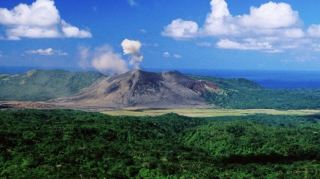 วานูอาตู (Vanuatu) เป็นประเทศหมู่เกาะในมหาสมุทรแปซิฟิกใต้ มีจุดเด่นที่น่าสนใจมาก เพราะสามารถเที่ยวได้ทั้ง ทะเล เกาะเขตร้อน ภูเขาไฟ ป่าฝน น้ำตก และวัฒนธรรมเมลานีเซีย ในประเทศเดียว 🇻🇺🌴

🌋 1. Mount Yasur — ภูเขาไฟที่ยังคุกรุ่น

หนึ่งในไฮไลต์ที่โดดเด่นที่สุดของวานูอาตู

ภูเขาไฟ Yasur บนเกาะ Tanna มีชื่อเสียงจากการมองเห็นกิจกรรมภูเขาไฟได้อย่างใกล้ชิดในพื้นที่ที่อนุญาต

ช่วงค่ำอาจเห็นแสงสีแดงจากลาวาและการปะทุเป็นระยะ ๆ 🌋🔥
🏝️ 2. Port Vila — เมืองหลวงริมทะเล

เมืองหลวงบนเกาะ Efate เป็นศูนย์กลางการเดินทางและมีทั้งรีสอร์ต ร้านอาหาร ตลาด และชายฝั่งสวย ๆ

กิจกรรมที่น่าสนใจ:

· 🌊 เที่ยวทะเล
· 🚤 ล่องเรือ
· 🤿 ดำน้ำ
· 🛍️ เดินตลาด
· 🌅 ชมพระอาทิตย์ตก

💙 3. Blue Lagoon

หนึ่งในสถานที่ธรรมชาติที่ถ่ายรูปสวยมาก

น้ำในลากูนมีสีฟ้าใส รายล้อมด้วยต้นไม้เขตร้อน เหมาะกับการว่ายน้ำและพักผ่อนแบบชิล ๆ 🏝️
💦 4. Mele Cascades

น้ำตกชื่อดังใกล้ Port Vila มีสระน้ำธรรมชาติและป่าเขตร้อนสีเขียว

เหมาะกับการเดินเที่ยว ถ่ายรูป และเล่นน้ำ

🌿 ทะเล + น้ำตก + ป่า อยู่ใกล้กัน ทำให้เป็นจุดที่เที่ยวได้ง่ายสำหรับคนมีเวลาจำกัด

🤿 5. ดำน้ำชมซากเรือ SS President Coolidge

วานูอาตูมีแหล่งดำน้ำที่มีชื่อเสียงระดับนานาชาติ

หนึ่งในไฮไลต์คือ SS President Coolidge เรือโดยสารที่กลายเป็นซากเรือใต้น้ำหลังจมในช่วงสงครามโลกครั้งที่ 2

ปัจจุบันเป็นจุดดำน้ำที่มีชื่อเสียง โดยมีทั้งซากเรือและสัตว์ทะเลรอบ ๆ ⚓🐠