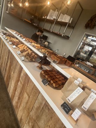 千葉公園新地標！種類多到花多眼亂嘅人氣麵包店。