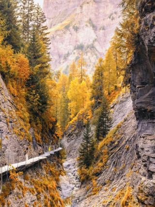 🍂🇨🇭 Autumn in Leukerbad: A Golden Escape in the Swiss Alps 🇨🇭🍂