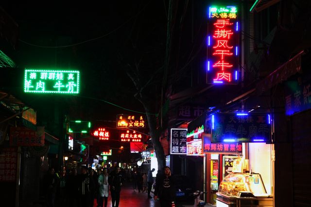 Exploring Xi'an's Magical Nightlife 🌃🌟