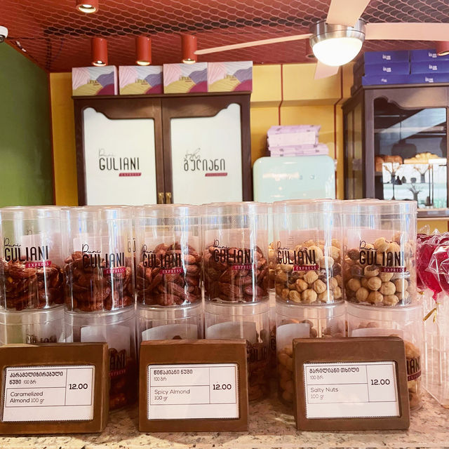 【ジョージア🇬🇪/かわいいハート型のクッキー付きカプチーノ☕️】