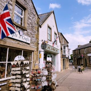 🥧🚗 Manchester to Bakewell: A Sweet Escape to the Heart of the Peaks 🏞️✨