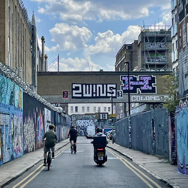 London🇬🇧Shoreditch & Its Canvas of Graffiti: London's Urban Art Gallery! 🏙️✨