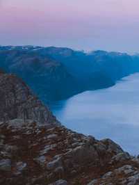 🛶✨“Where Cliffs Touch the Sky: My Scenic Escape Through Lysefjord”✨🗻🌊