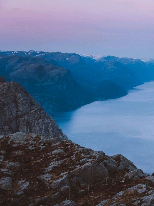 🛶✨“Where Cliffs Touch the Sky: My Scenic Escape Through Lysefjord”✨🗻🌊