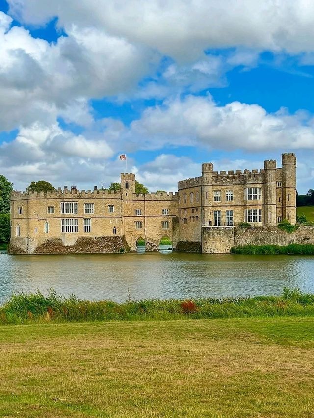  🏰🌸 “A Castle on Water: My Elegant Escape to Leeds Castle” ✨🇬🇧