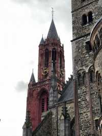 ⛪🔥 St. Janskerk – The Fiery Red Guardian of Maastricht’s Skyline 🇳🇱❤️  