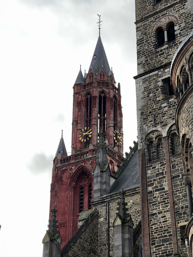 ⛪🔥 St. Janskerk – The Fiery Red Guardian of Maastricht’s Skyline 🇳🇱❤️  