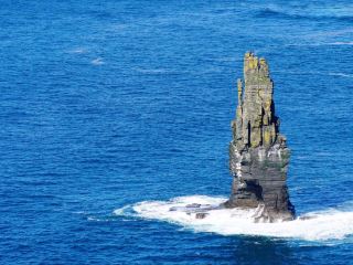 🌊 ความงดงามอันดิบเถื่อนผสานกับความสงบเงียบที่หน้าผาเยสนาบี! ในวันที่แดดจ้า ชายฝั่งออร์คนีย์แห่งนี้คือสวรรค์ของช่างภาพ ลองนึกภาพโขดหินกลางทะเลอันกว้างใหญ่ คลื่นซัดสาด และทัศนียภาพอันกว้างใหญ่ของมหาสมุทร

เริ่มต้นการผจญภัยของคุณด้วยการเดินตามเส้นทางเลียบชายฝั่งจากสตรอมเนสไปยังหน้าผาเยสนาบี เป็นการวอร์มอัพที่สมบูรณ์แบบ ด้วยทุ่งโล่งและวิวทะเลที่มองเห็นได้เป็นระยะ เมื่อมาถึงแล้ว สิ่งที่คุณต้องทำคือ เดินตามเส้นทางบนยอดหน้าผา สัมผัสพลังอันยิ่งใหญ่ของมหาสมุทรแอตแลนติกจากทุกมุมมอง อย่าพลาดโขดหินเยสนาบีคาสเซิลอันโด่งดัง ซึ่งเป็นจุดที่ดีที่สุดสำหรับการถ่ายภาพ "ยืนอยู่บนขอบโลก" สำหรับมุมที่สวยงามอลังการลงอินสตาแกรม ให้ถ่ายภาพหน้าผาที่อาบไปด้วยแสงสีทองในยามบ่ายแก่ๆ

ควรสวมรองเท้าที่แข็งแรง เพราะพื้นอาจไม่เรียบและบริเวณที่เป็นหญ้าอาจลื่นได้ เตรียมน้ำและของว่าง เพราะไม่มีร้านกาแฟ มีเพียงความงามตามธรรมชาติเท่านั้น เคล็ดลับส่วนตัวอย่างหนึ่งคือ: ค่อยๆ ไป หยุดพักบ่อยๆ และฟังเสียงลมและทะเล—มีมนต์เสน่ห์อยู่ในช่วงเวลานั้น หากโชคดีเรื่องสภาพอากาศ สีเขียวและสีฟ้าสดใสจะปรากฏให้เห็นอย่างงดงาม—เหมาะสำหรับการถ่ายภาพในวันที่แดดจัด! โปรดรักษาระยะห่างจากขอบหน้าผา เพราะลมกระโชกแรงเป็นเรื่องปกติแม้ในวันที่อากาศแจ่มใส

หน้าผาเปิดให้เข้าชมตั้งแต่รุ่งอรุณถึงพลบค่ำ และมีที่จอดรถฟรีที่ลานจอดรถขนาดเล็กในบริเวณนั้น มีรถประจำทางวิ่งจาก Stromness แต่ควรตรวจสอบตารางเวลาเนื่องจากมีไม่บ่อยนัก
#winterescape
#Stromness #YesnabyCliffs #Scotland #CoastalWalks #NaturePhotography