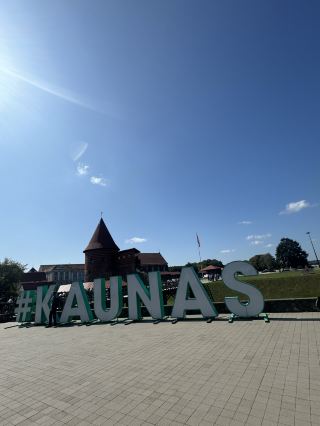 리투아니아 카우나스 필수 코스: 성 옆 'KAUNAS' 공식 랜드마크 인증샷! 📸