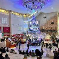 屋内とは思えない巨大クリスマスツリー