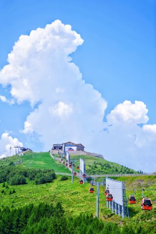 This is not Switzerland, this is Zhangjiakou, experiencing an 18-degree summer