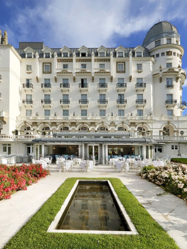 🌟 Santander's Stellar Stays: Eurostars Hotel Real! 🌊🛏️
