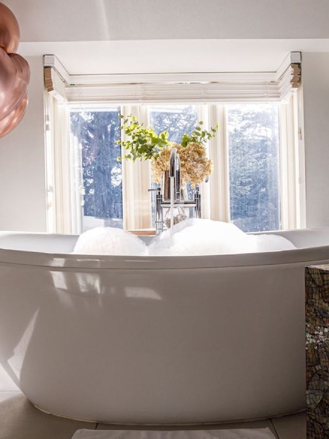 🌟 Unwind in Style at Dartford's Rowhill Grange 🌿🛁